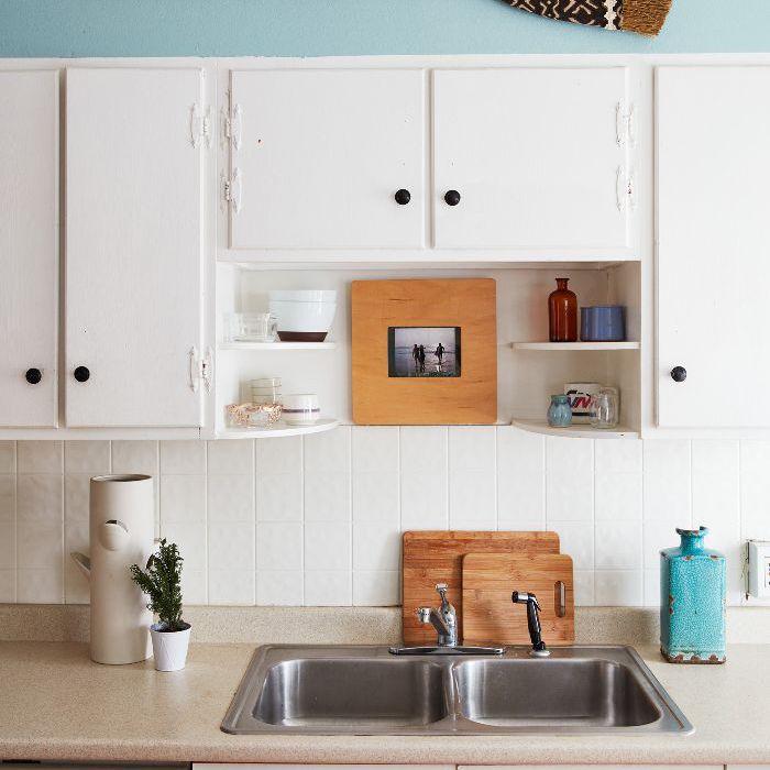 橱柜上方挂着装饰用的扫帚的厨房