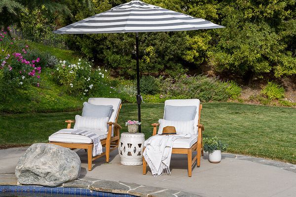 池畔轻松椅子。