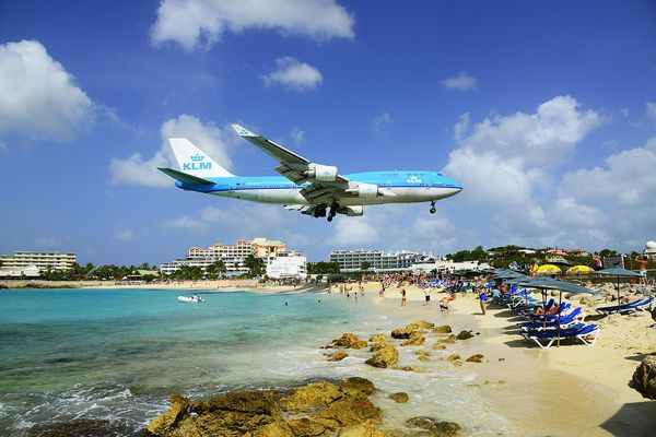 荷航飞机降落在马霍海滩。