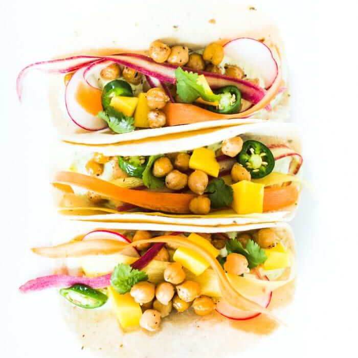 鹰嘴豆蔬菜玉米饼配香菜酸奶＂class=