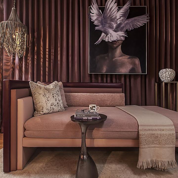 豪华的生活空间与羽毛和躺椅。