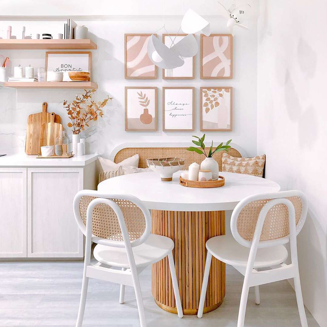 白色和粉红色的餐厅。