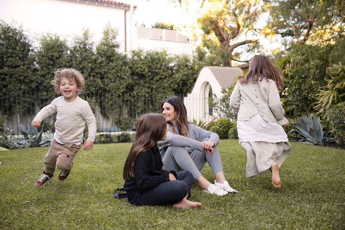 孩子在妈妈的后院运行