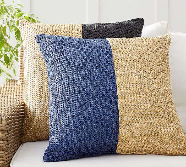 Pottery Barn的仿天然纤维拼凑室内/室外枕头