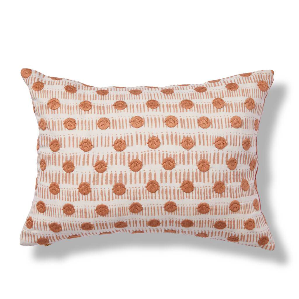 丽贝卡·阿特伍德(Rebecca Atwood)用腮红/橘色点缀枕头“class=