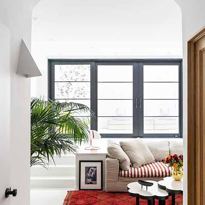 地中海风格的客厅，红色和黑色的口音