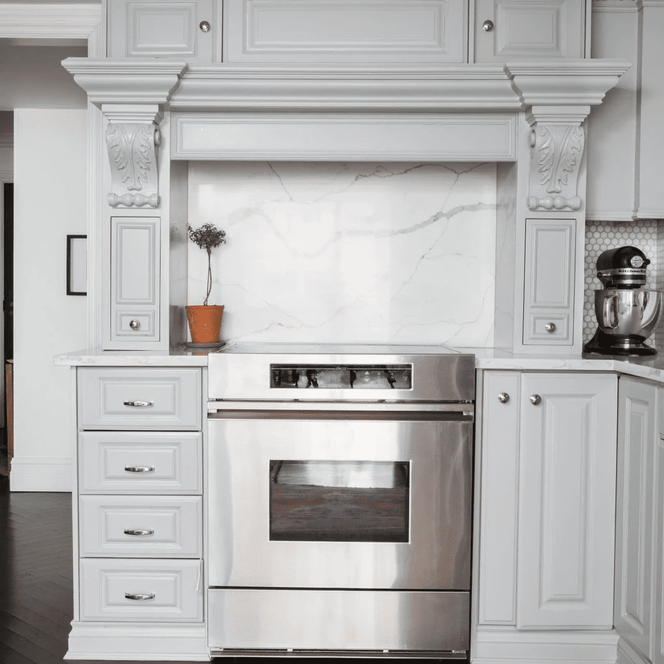 一个有复杂的皇冠成型和修剪的一间小型厨房