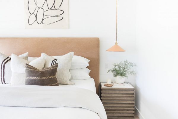 床上放着新鲜的白色床单。