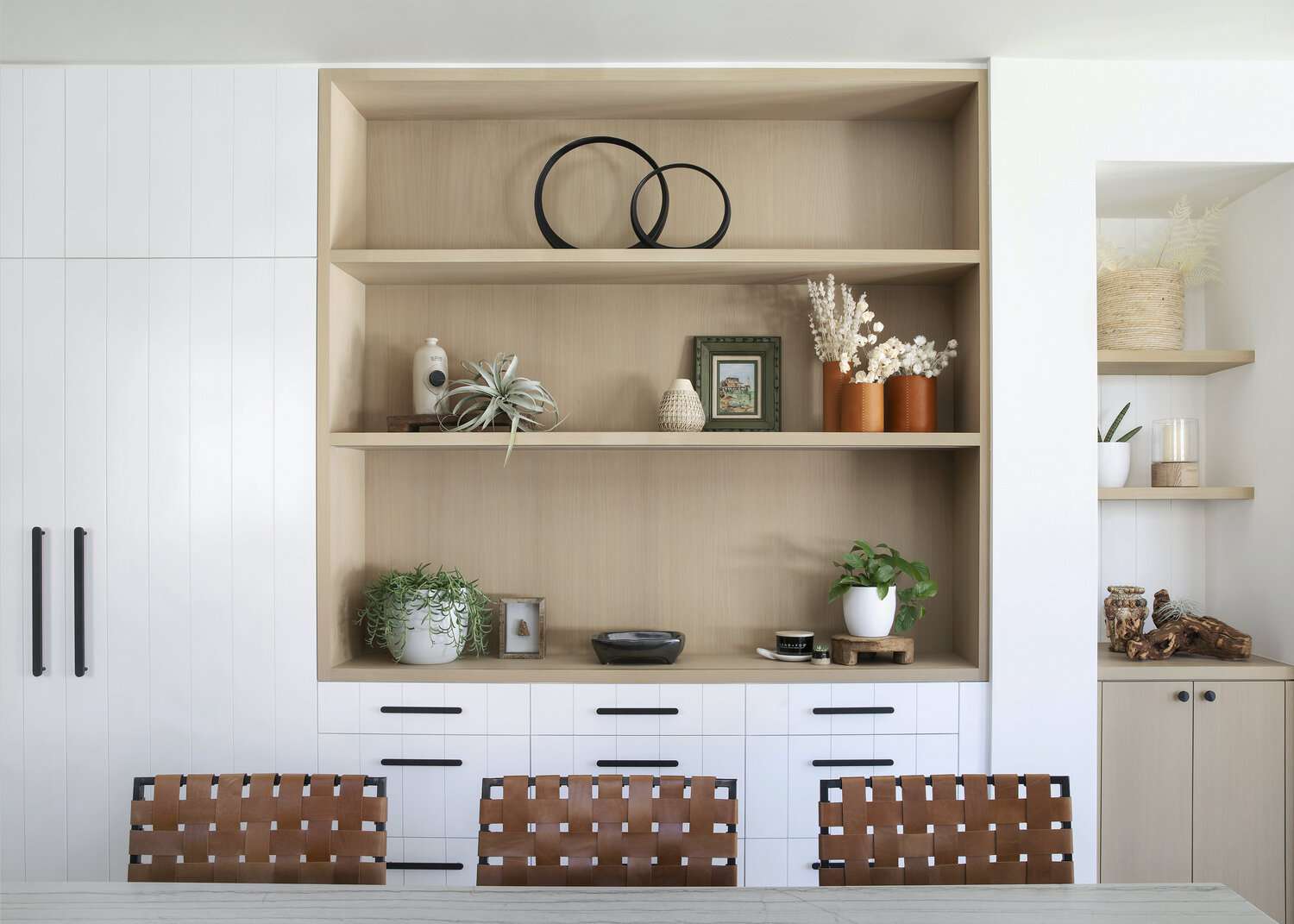 用装饰品和植物点缀的一套架子