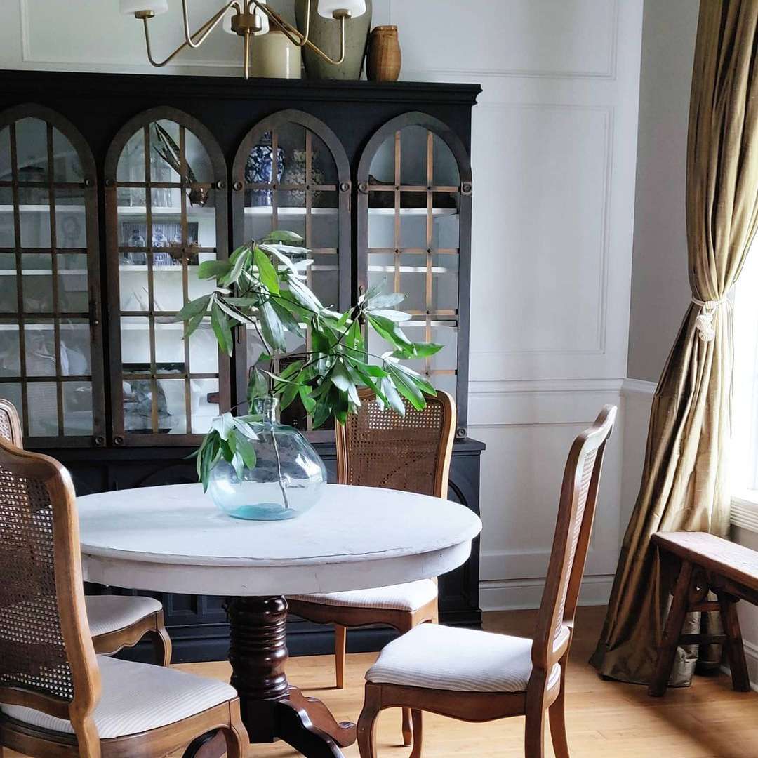 传统餐室餐具和瓷器柜。