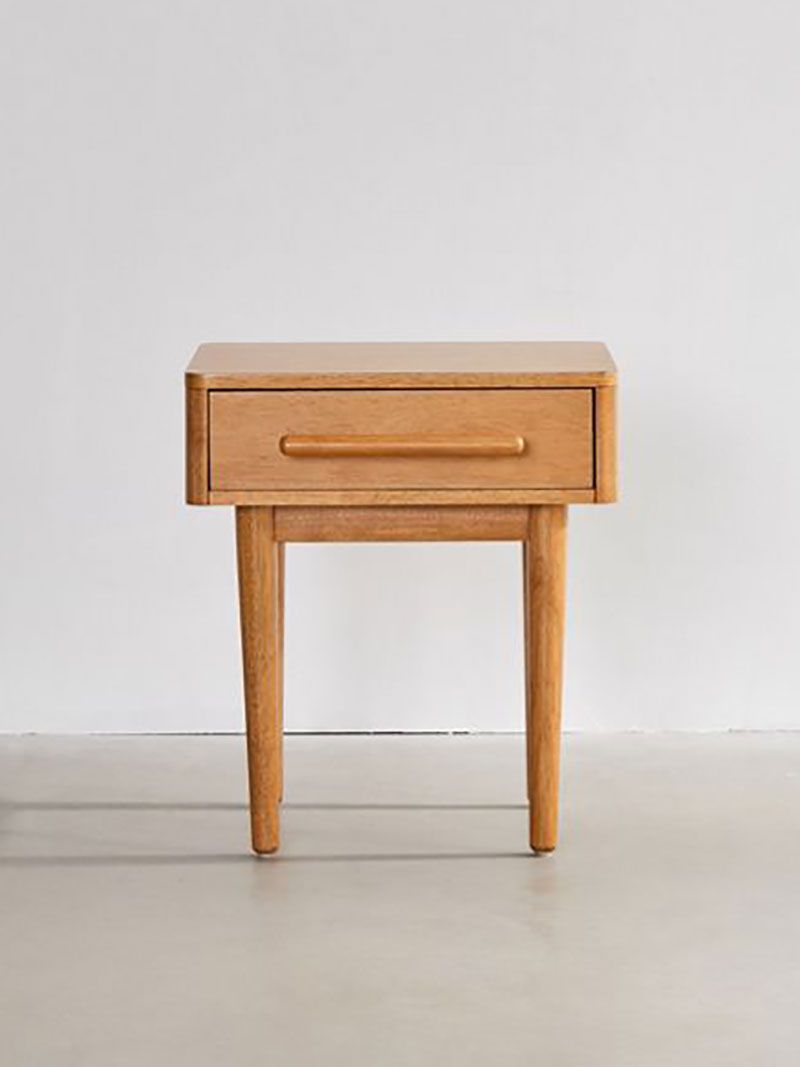 Urban Outfitters的卡米拉床头柜