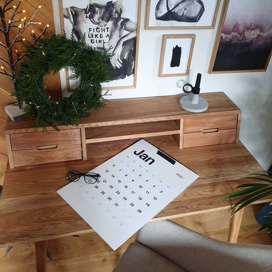 有花圈的书桌。