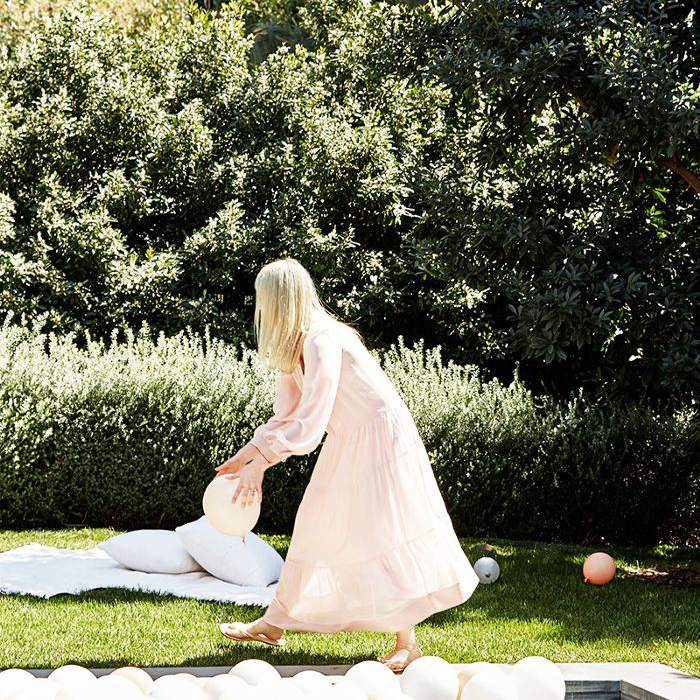 后院的生日派对用气球和游泳池