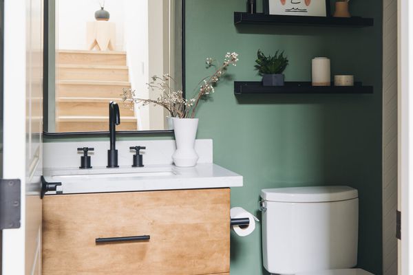 厕所储物间上方