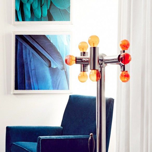 有羽毛图案的蓝色扶手椅