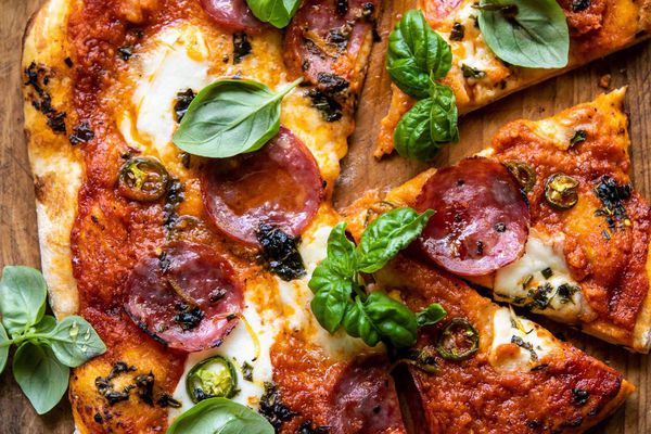 如何重新加热披萨-意大利辣肠罗勒披萨