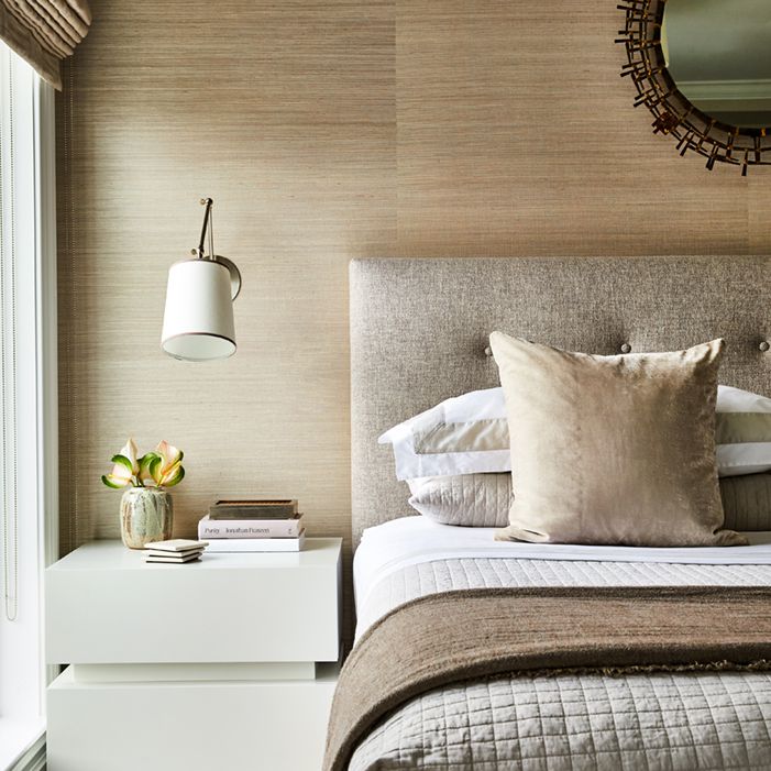 带黄铜镜子的中性卧室。