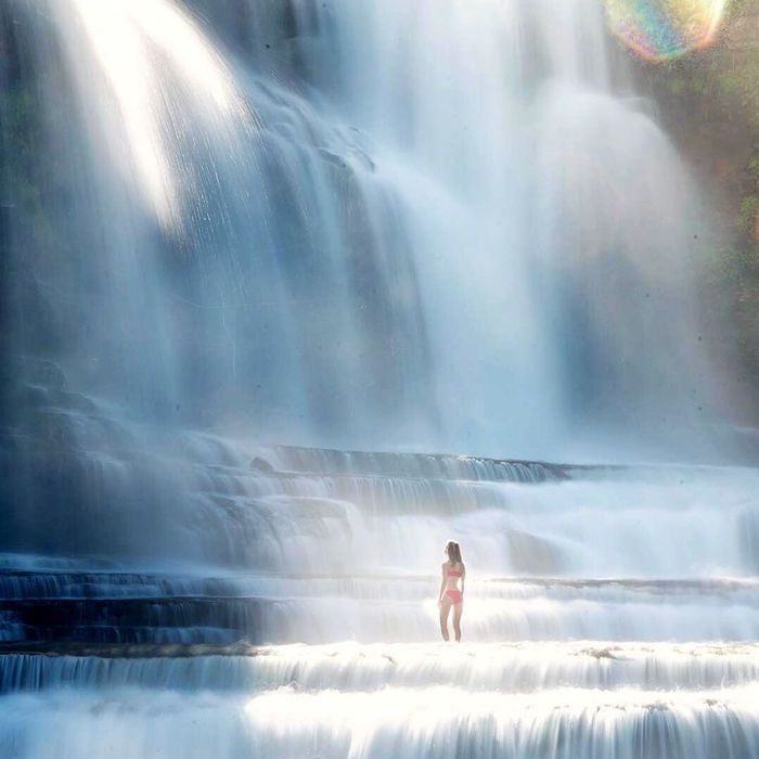 可以在美丽的瀑布中游泳
