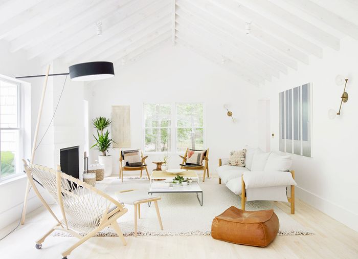 多沙砾的天花板横梁