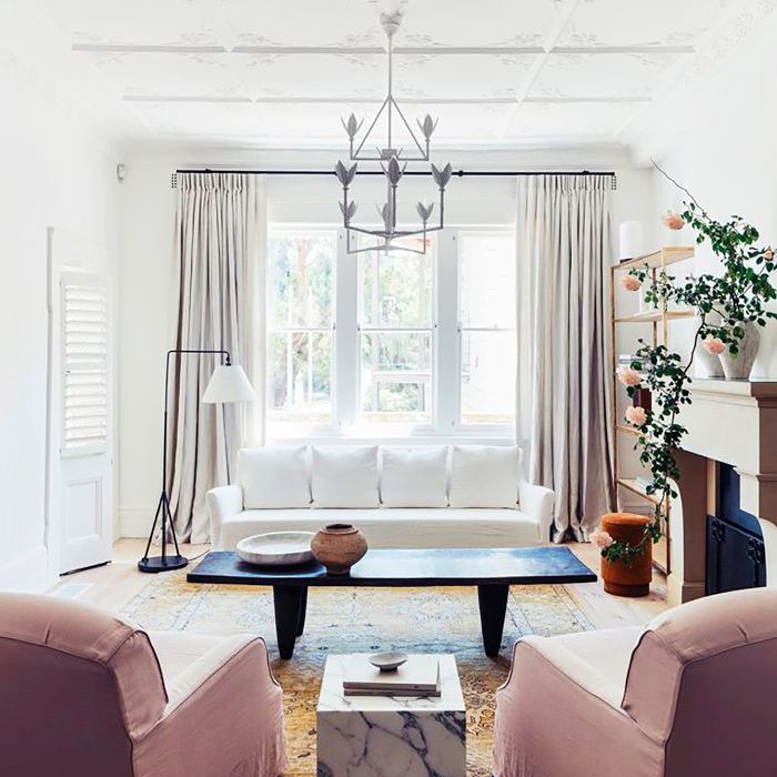 客厅与尘土飞扬的玫瑰椅