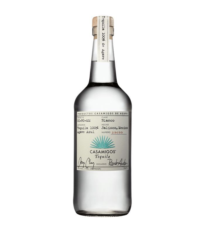 一瓶透明的卡萨米戈斯龙舌兰酒。