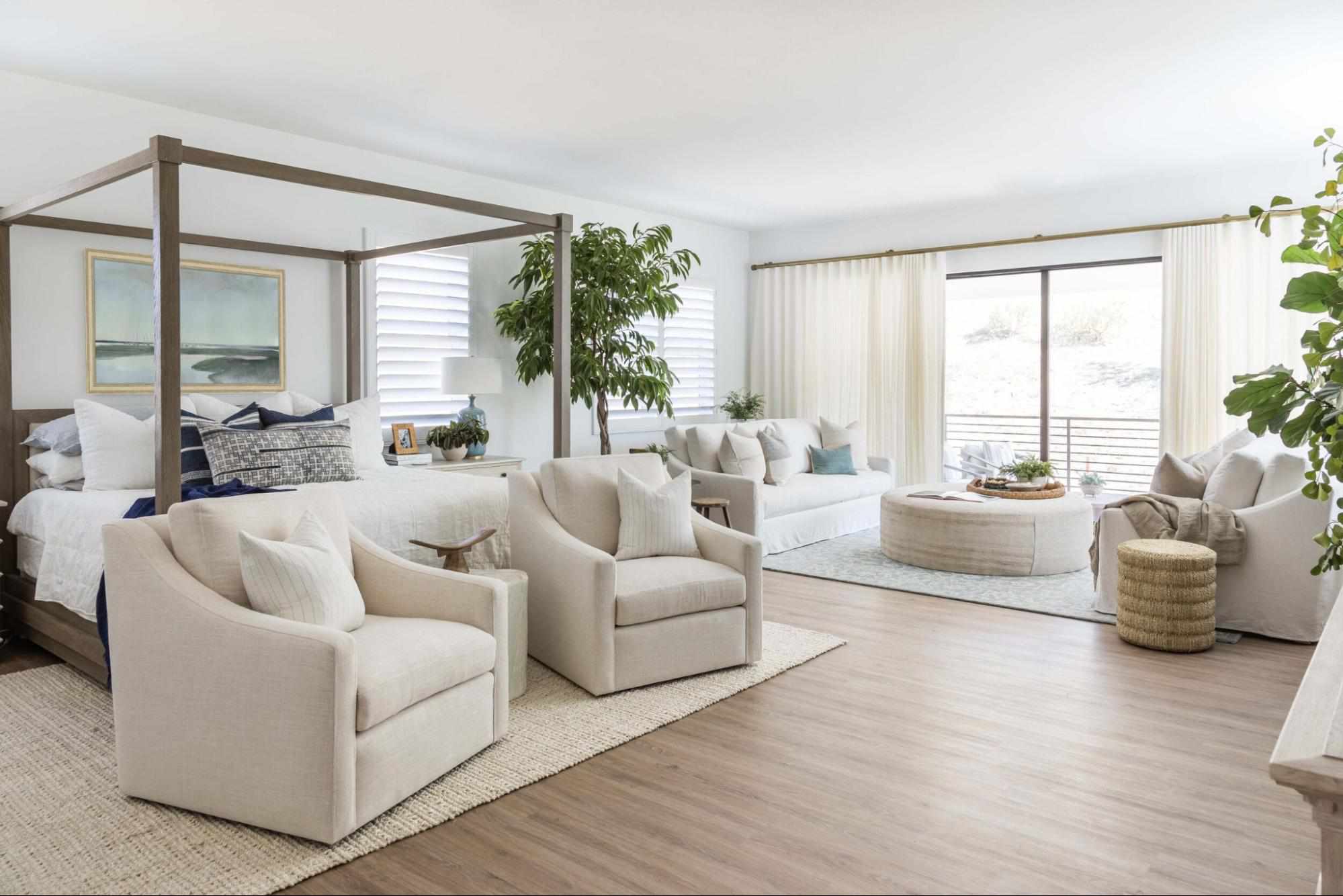 主卧室有两个毛绒米色扶手椅。