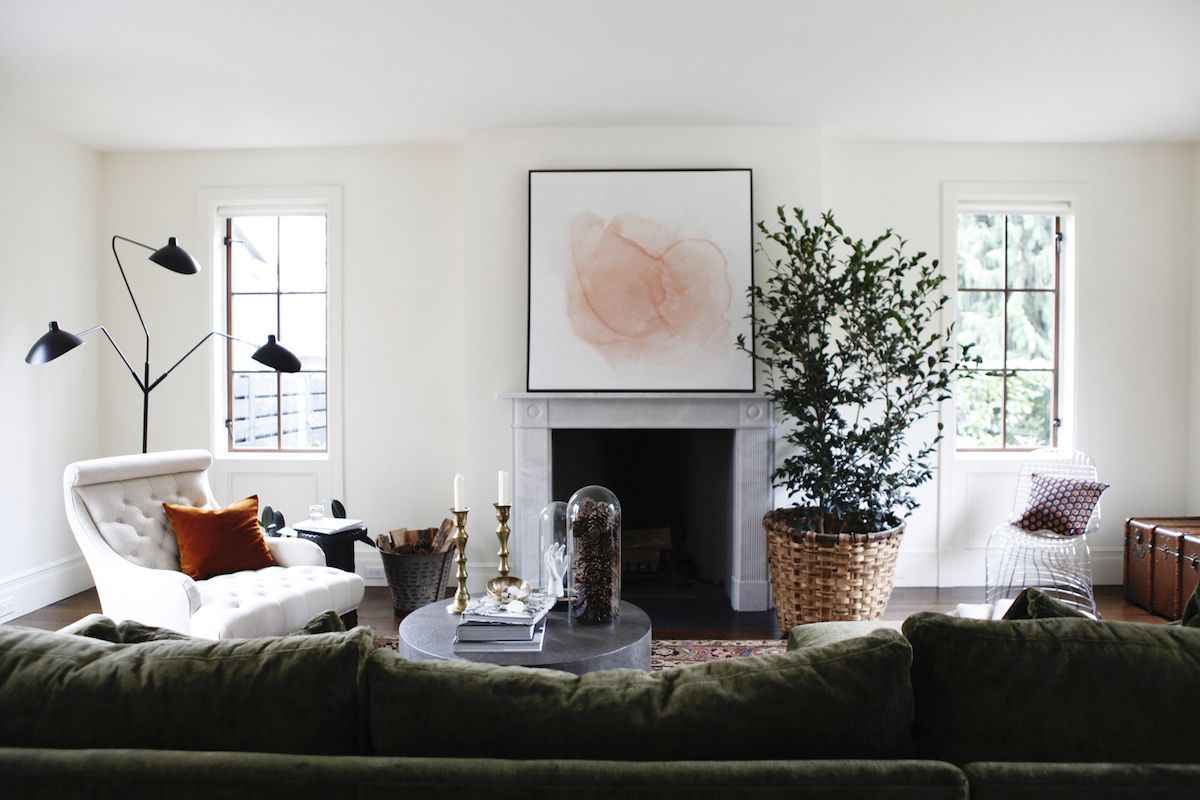 一间带浅灰色大理石壁炉和现代艺术的客厅