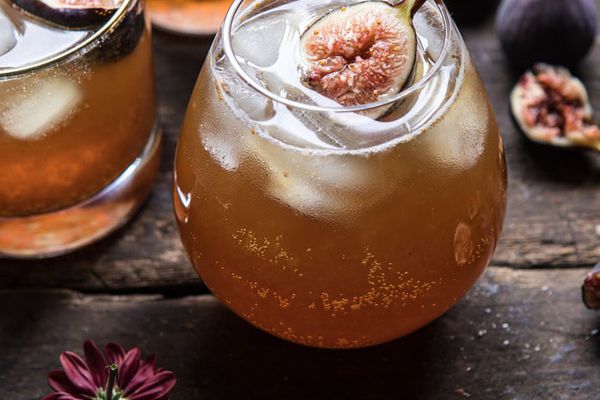 在木桌上的鸡尾酒，被图画围拢。