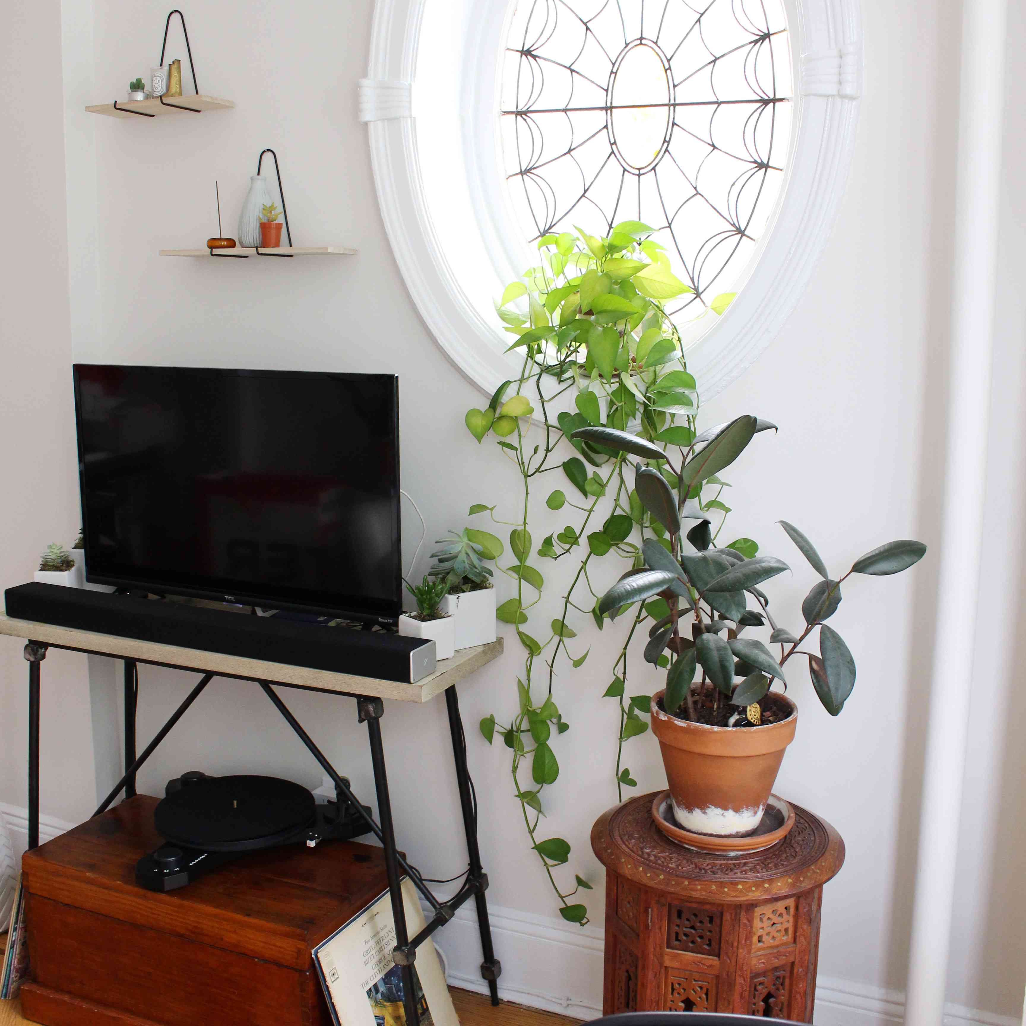 vignette i a living room by circular window