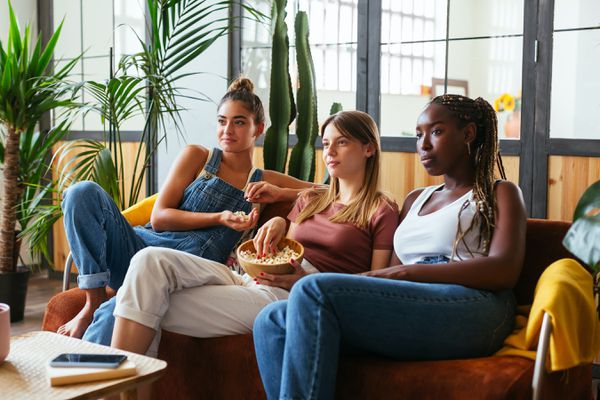 三个女孩看电影。