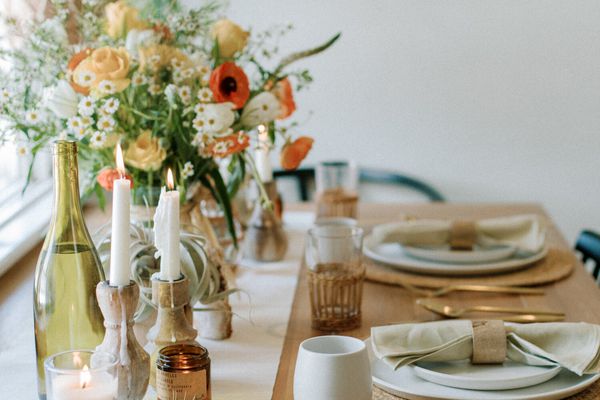 桌子上放着鲜花和鲜花