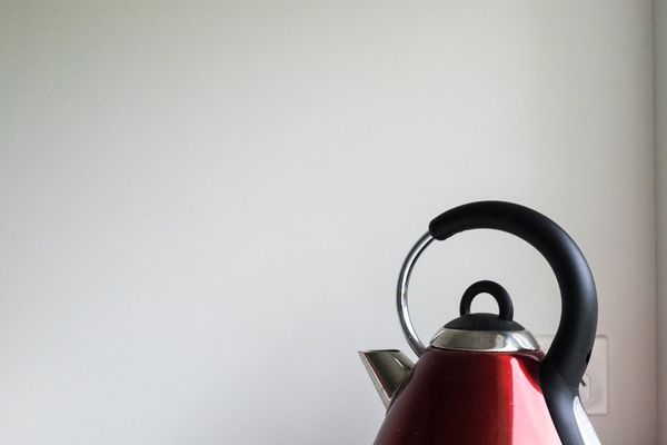 白色厨房工作台上的红色电热水壶