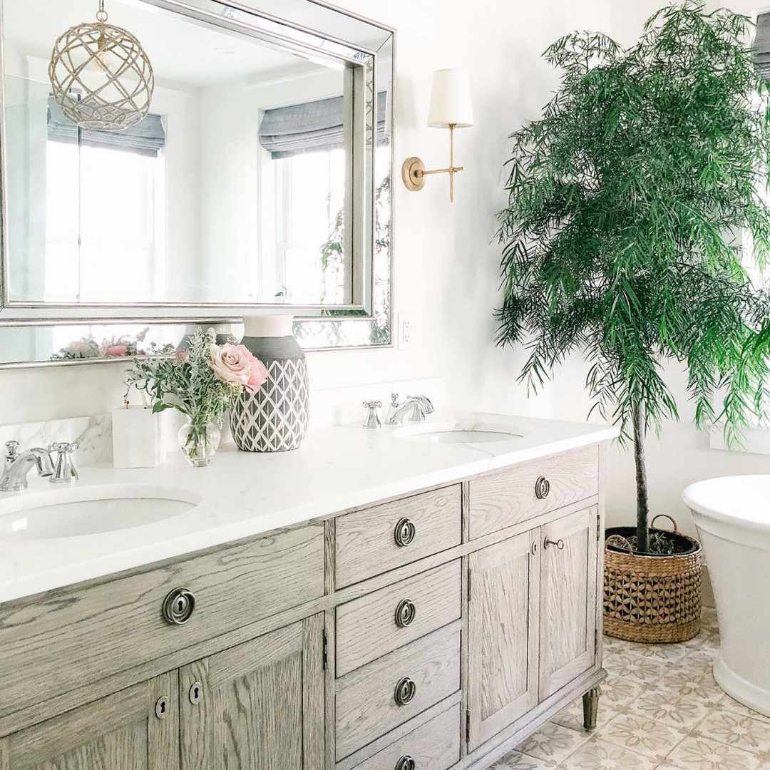 yew pine在浴室里