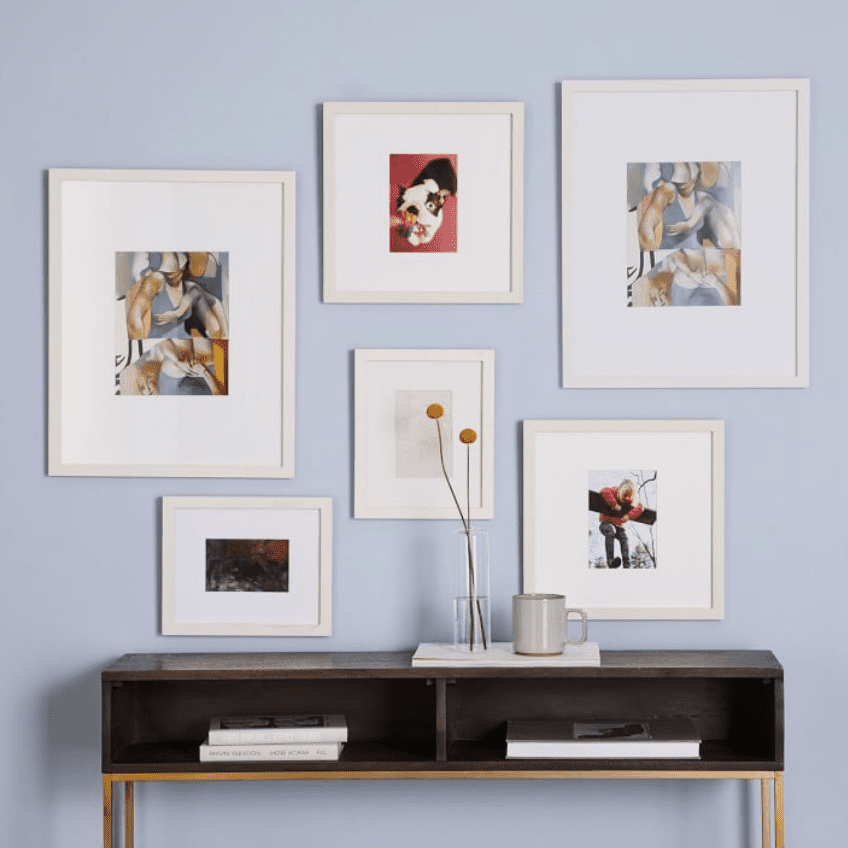 一组白色画框，目前正在西榆树出售