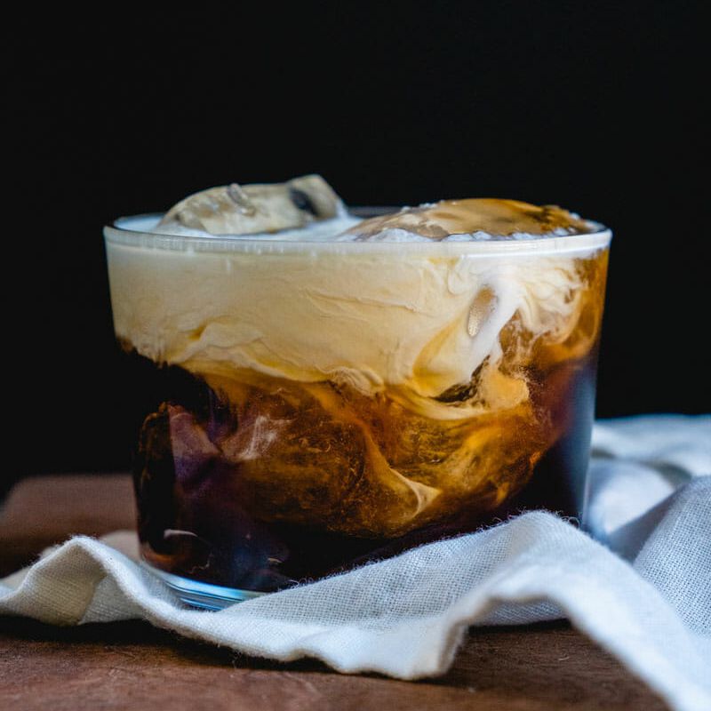 白色的俄罗斯鸡尾酒在一个岩石玻璃上加牛奶。