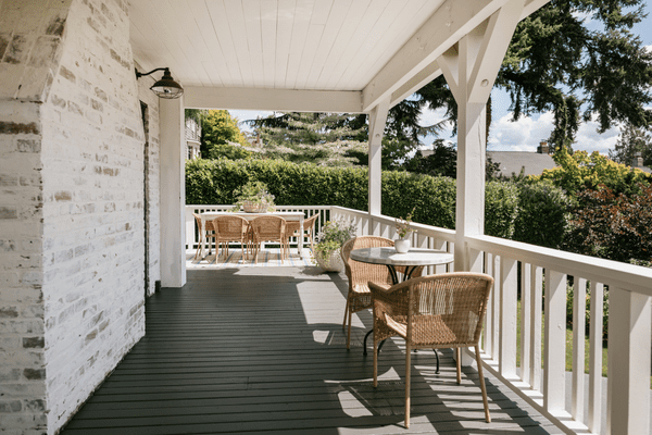 带有几个餐厅和座位区的环绕门廊