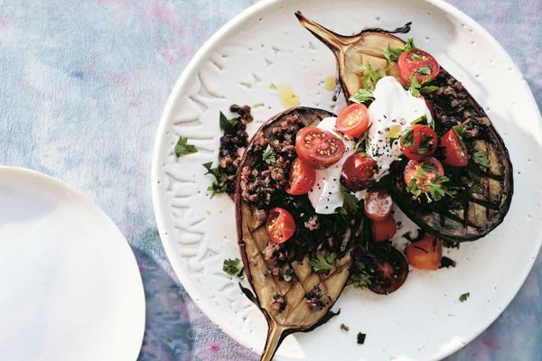 巴哈拉特 - 加香料的茄子用樱桃西红柿和酸奶