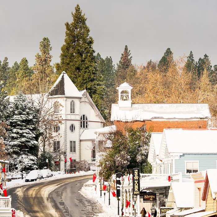 内华达城，加利福尼亚州的白雪皑皑的历史建筑