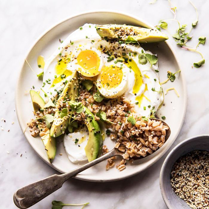 一切辣妹鳄梨蛋碗酸奶