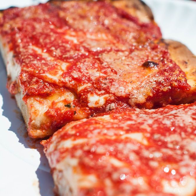 来自L & B Spumoni花园的方形披萨