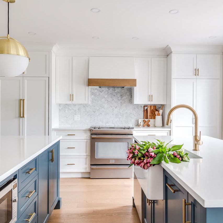 有大理石瓷砖的厨房