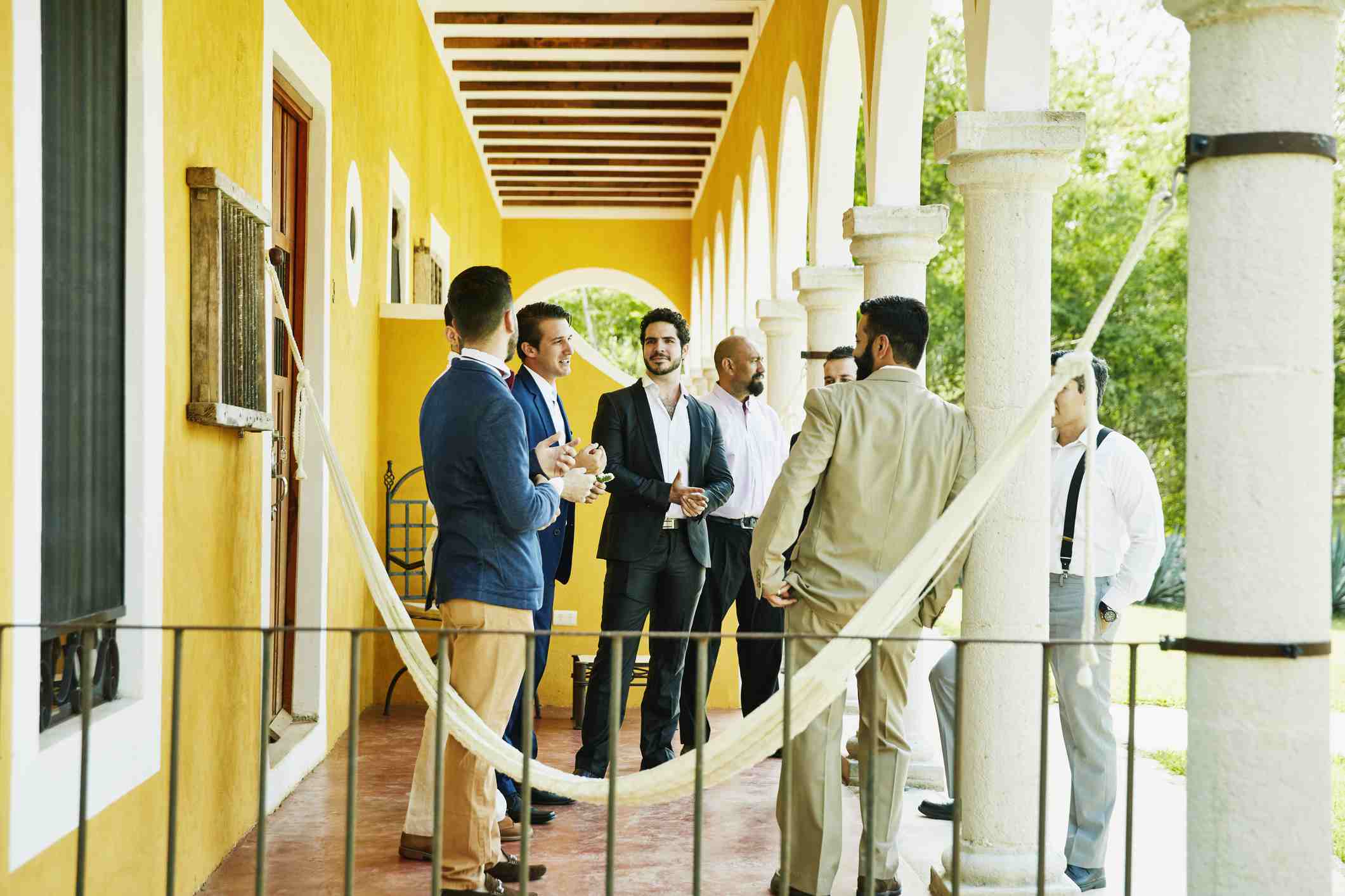 出席婚礼的客人谈话时。