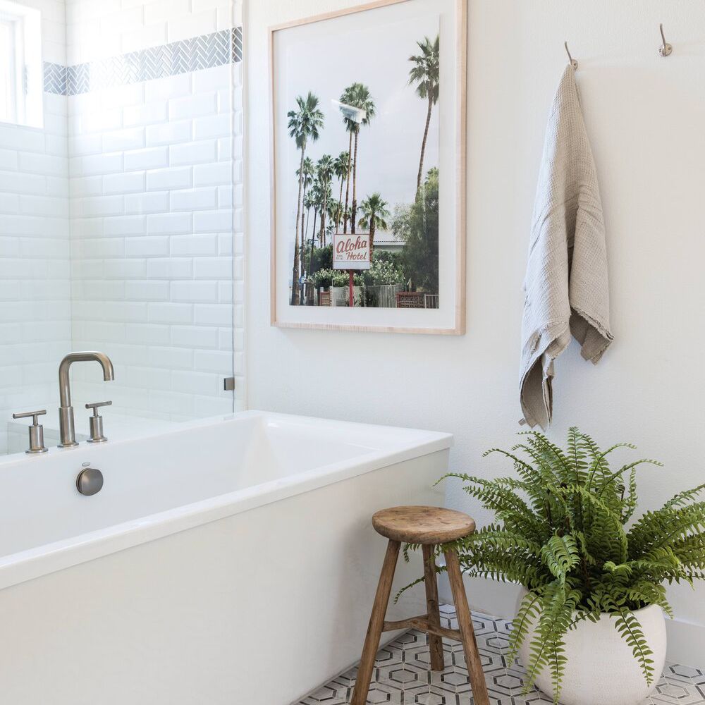 带有醒目瓷砖地板的现代海滨浴室