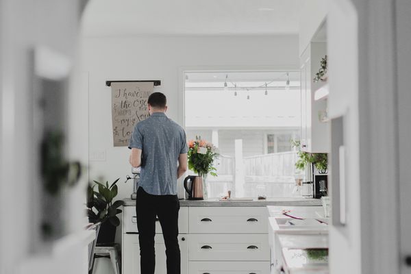 人在厨房里有狗的
