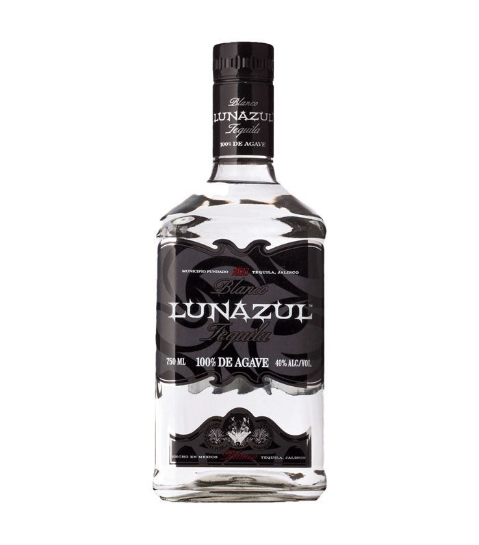 一瓶龙舌兰酒，上面有黑色的标签。