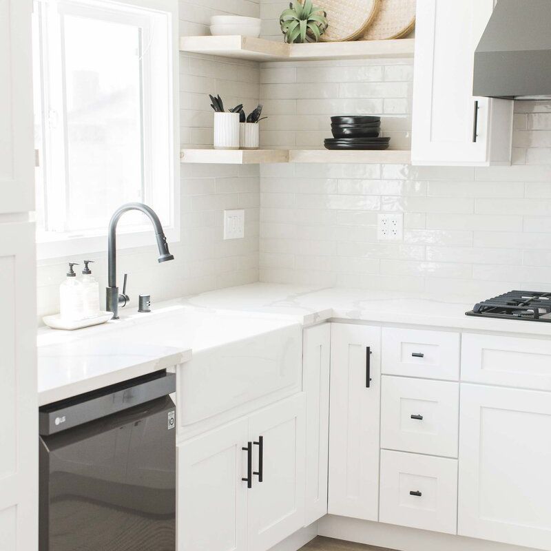 明亮的白色厨房有开放的搁板。