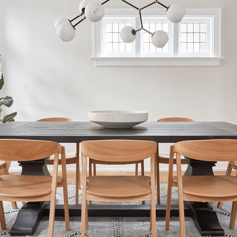 一张黑色的餐桌上有一只引人注目的白色陶瓷碗