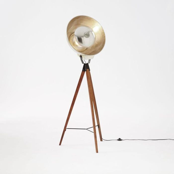 工作室的三脚架落地灯“class=