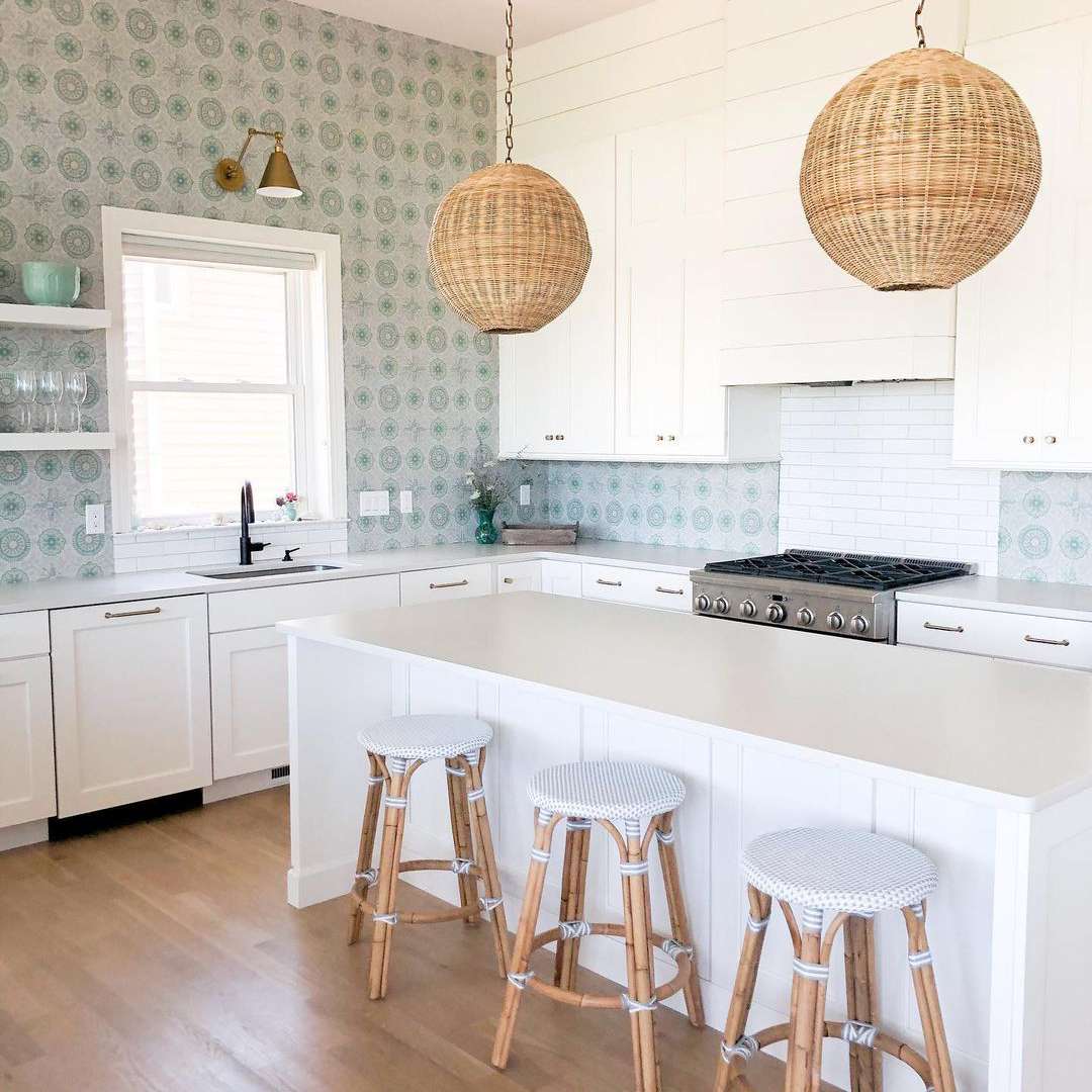 带逆向天花板薄荷绿色瓷砖背板的海滩厨房