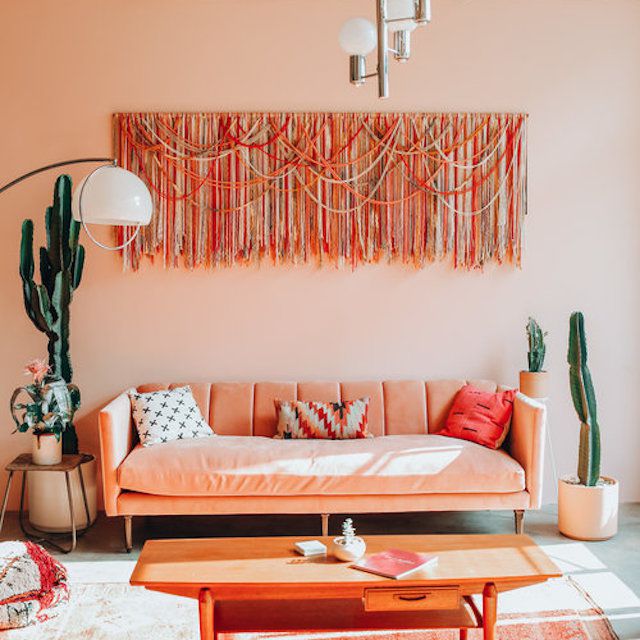 明亮的橙色和粉色客厅